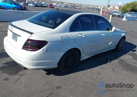 2010 Mercedes-Benz C 300 Sport z USA, uszkodzony, nr VIN WDDGF5EBXAF374219